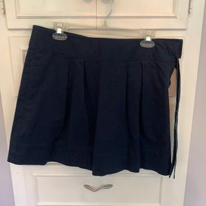 Vineyard vines high waist navy pleated skirt.